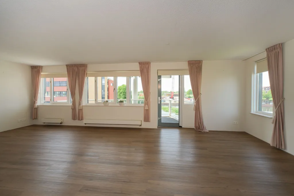 Séjour - Waterfront Flat with Dual Views in Almelo