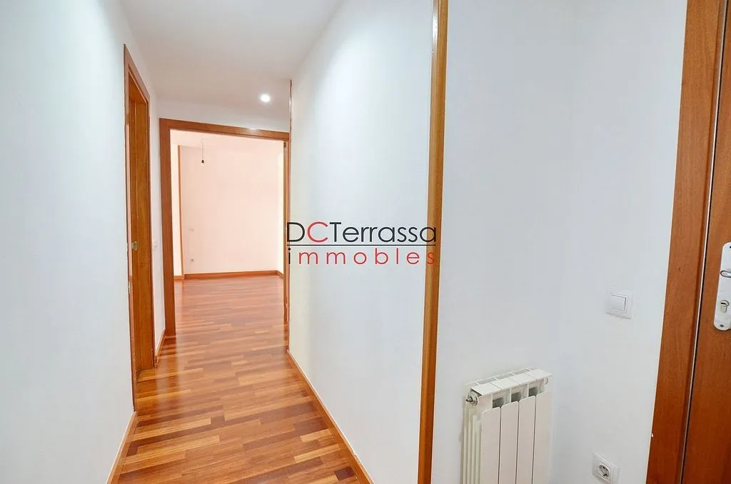 Hallway - Apartment with Balcony in Vallparadís, Terrassa