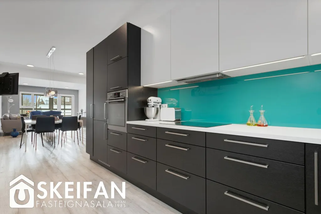Cuisine - Bright 3-Bed Apartment with Balcony in Reykjavik