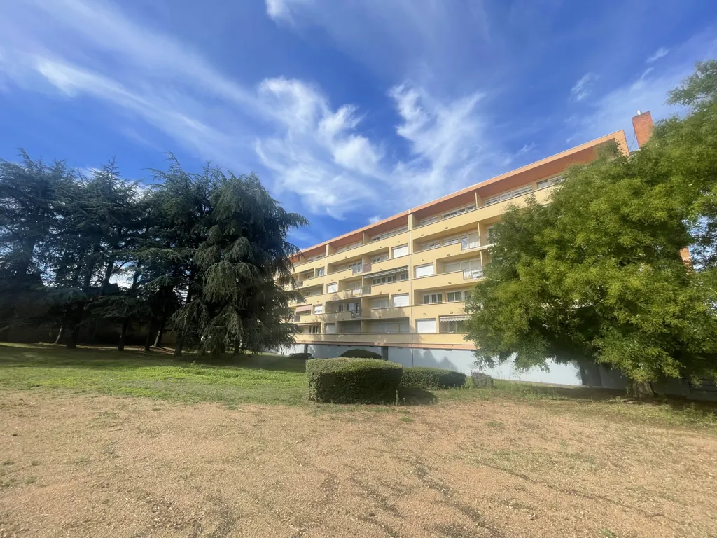 Välivaade - Bright Three-Bedroom Flat with Balcony in Roanne