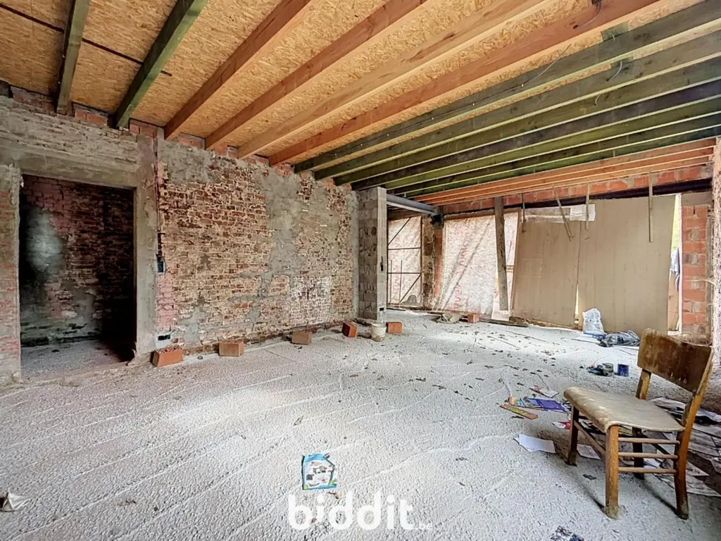 Pièces - Maison à Rénover avec Jardin dans un Environnement Rural