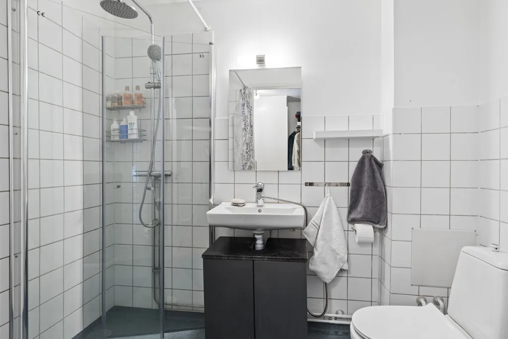 Vannitoad - Modern 2-Bedroom Flat with Balcony in Gribbylund