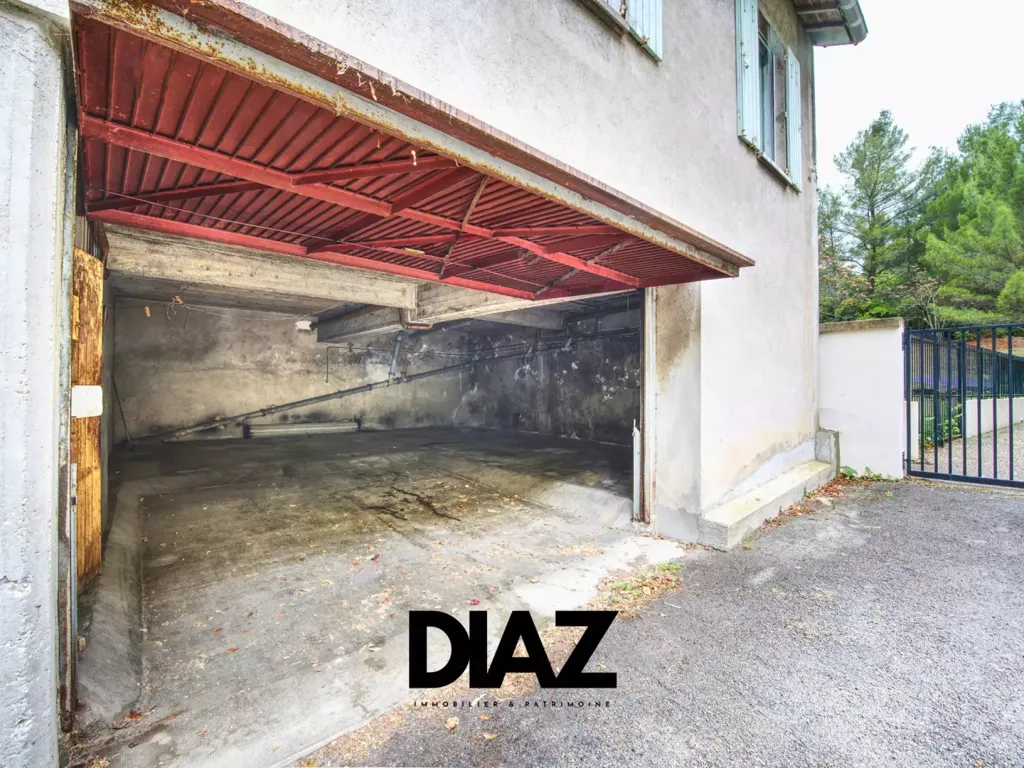 Garaaž - 5-Piece Villa with Private Access in Nîmes