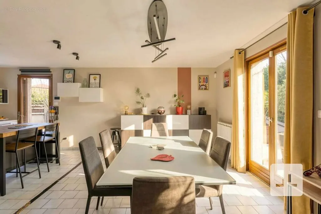 Salle à manger - Maison Atypique avec Piscine à Lissieu
