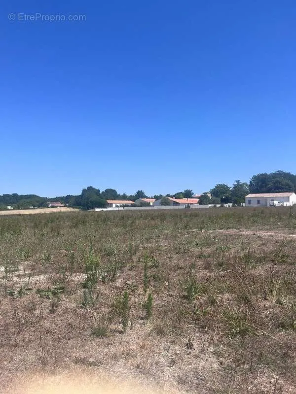 Aed - 701 m² Plot with Garden in Le Gua