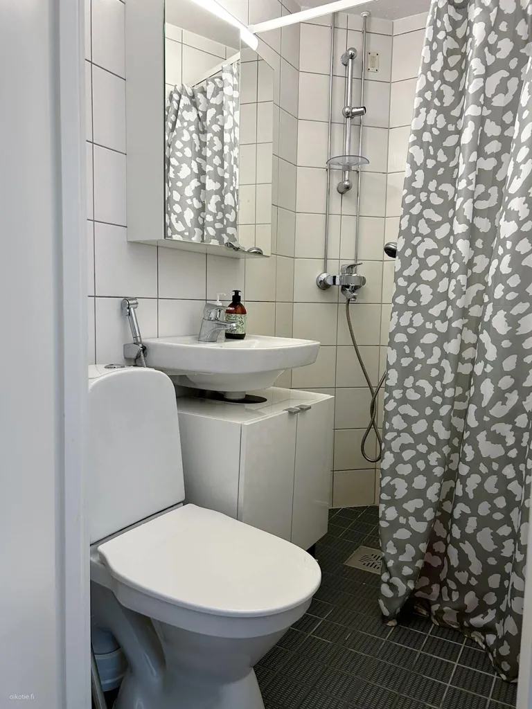Bagni - Modern Studio with Balcony in Puotila, Helsinki
