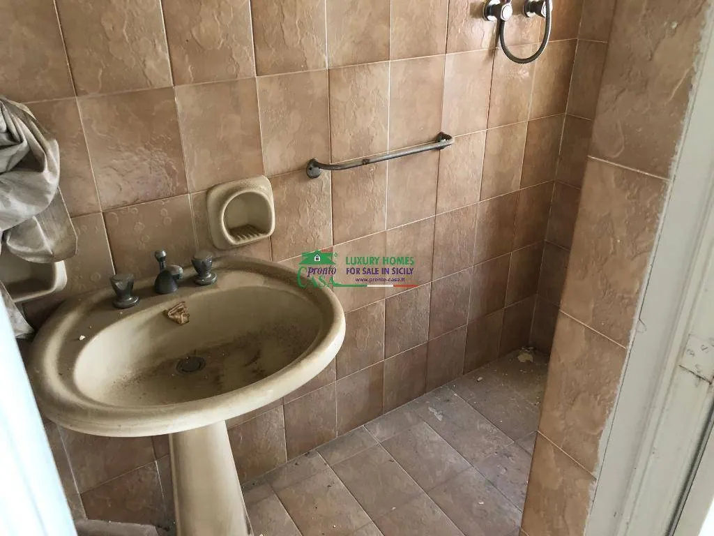Bagni - Rustic House to Renovate in Ragusa