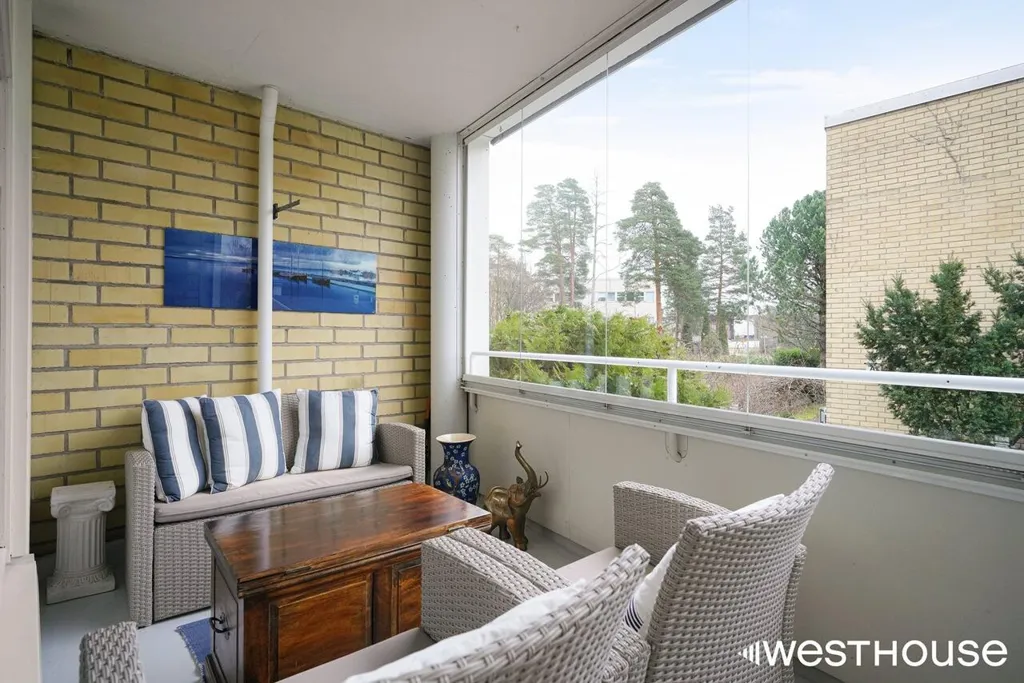 Balcony - Two-Storey Apartment with Balcony in Westend