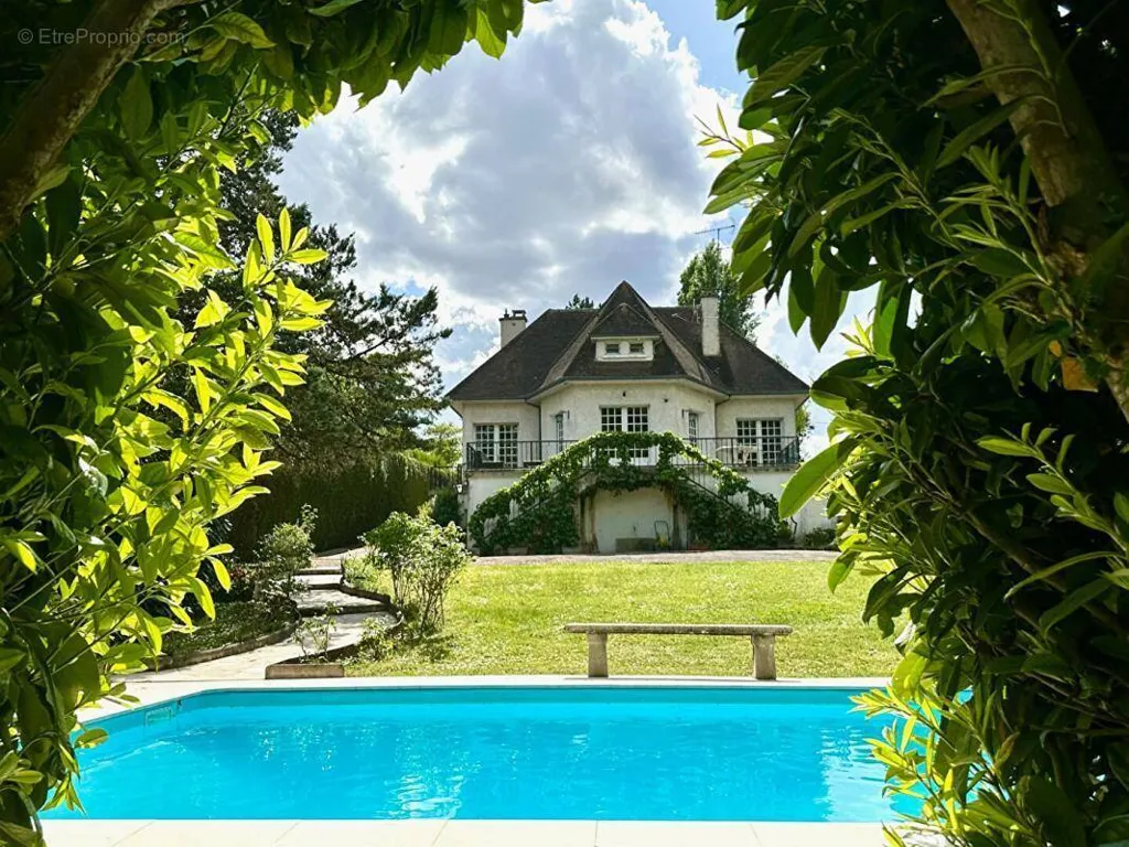 Bassein - Spacious House with Pool in Amilly