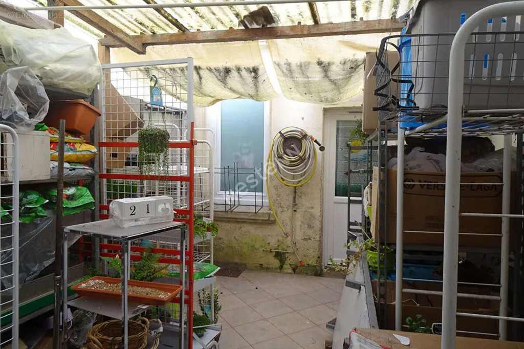 Pesuköök - Commercial Property with Private Courtyard in Rochefort Centre