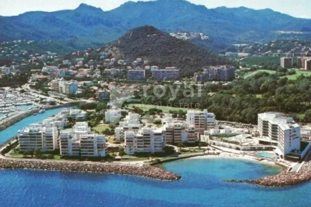 Seafront Apartment with Terrace in Mandelieu-la-Napoule