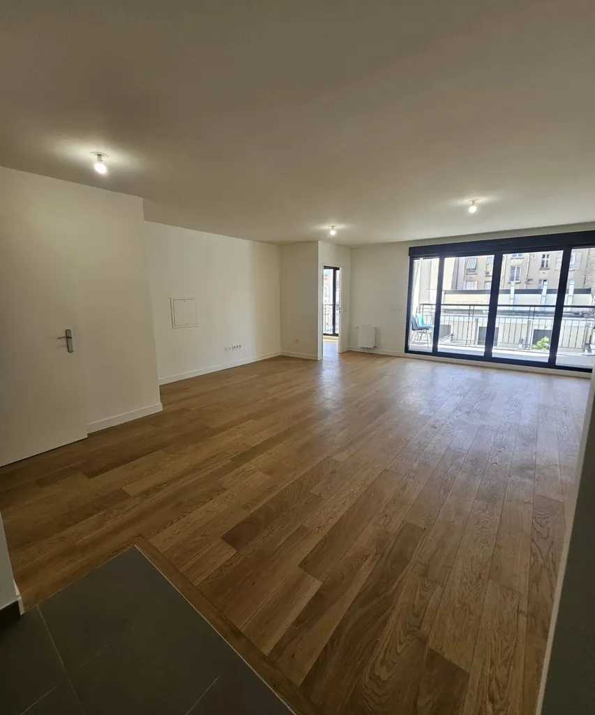 Elutuba - 4-Piece Flat with Balcony in Charenton