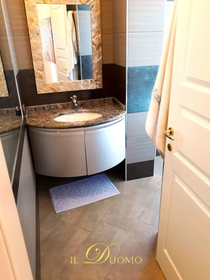 Salles de bain - Penthouse with Panoramic Views in Novara Centre