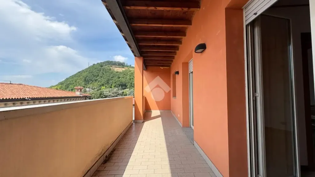 Rõdu - Bright Trilocale with Terrace in Credaro