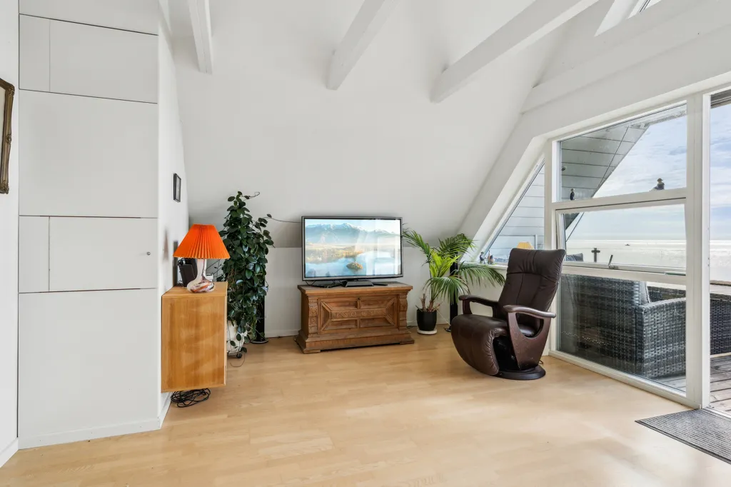Toad - Modern Villa with Water View in Faxe