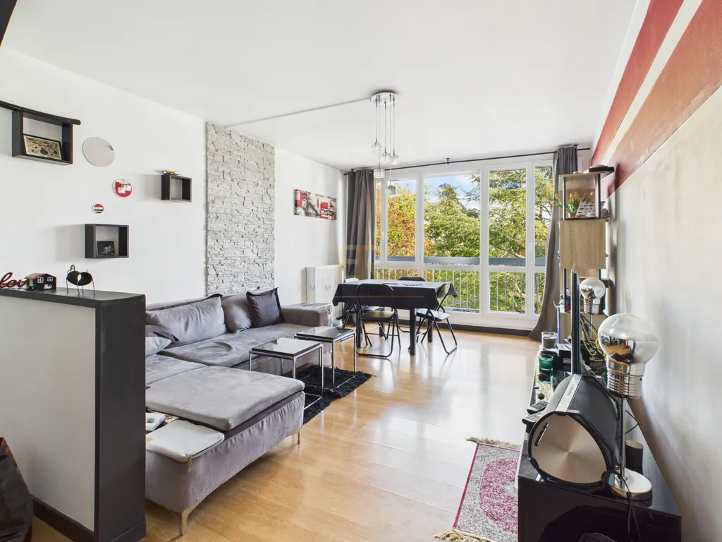 Soggiorno - Bright 2-Bed Flat with Garden View in Chelles