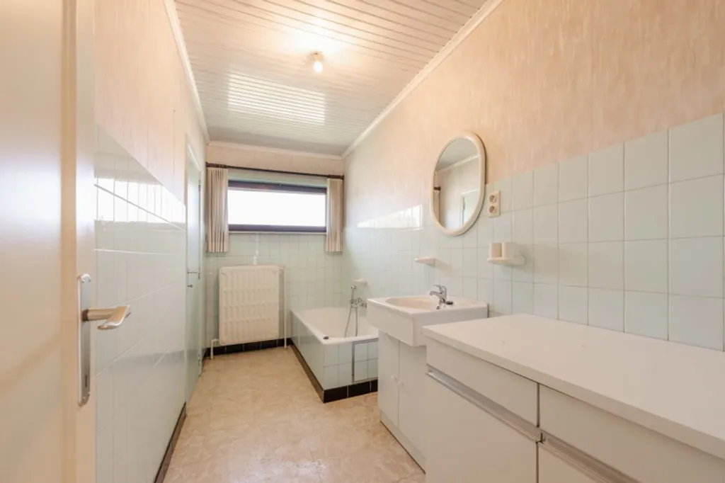 Salles de bain - Bungalow à rénover avec jardin à Wakken