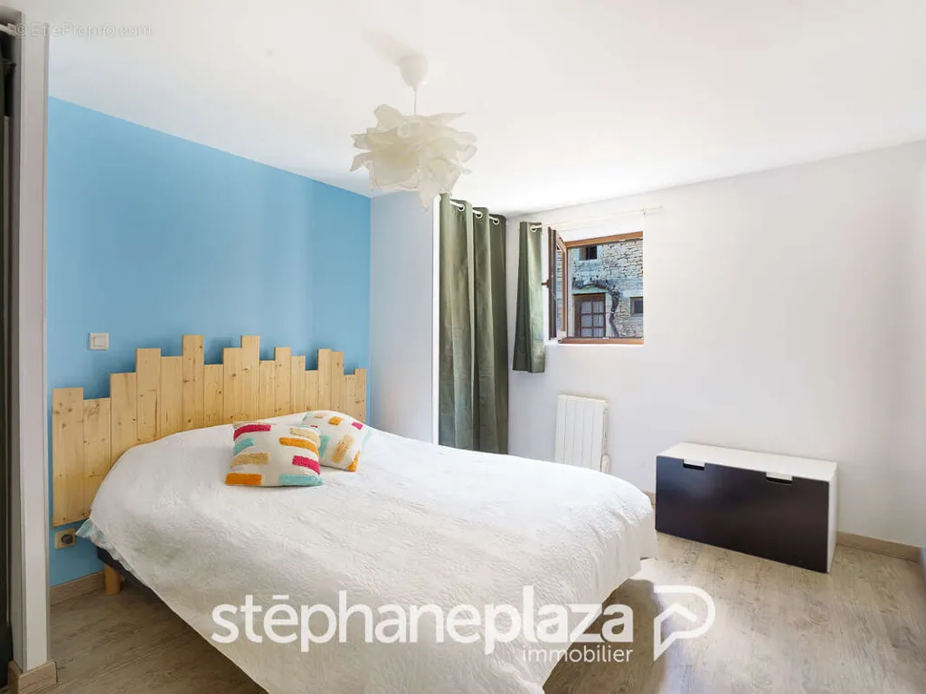 Chambres - Maison détachée rénovée avec garage à Uchizy
