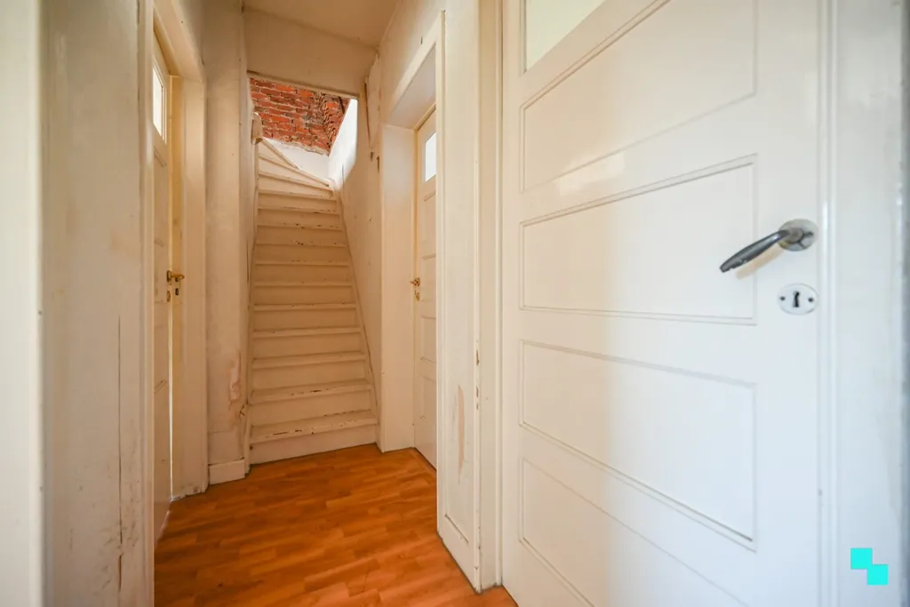 Stanze - Corner House to Renovate in Izegem