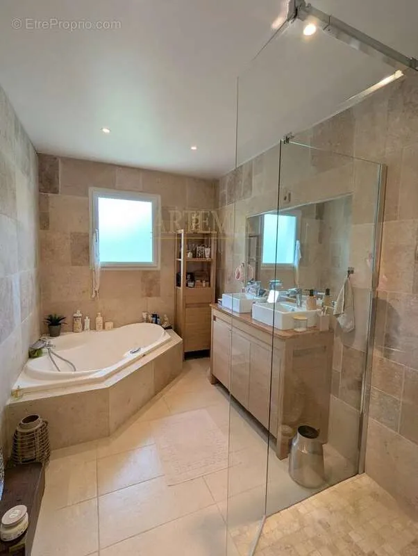 Bagni - Spacious House with Pool in Private Setting