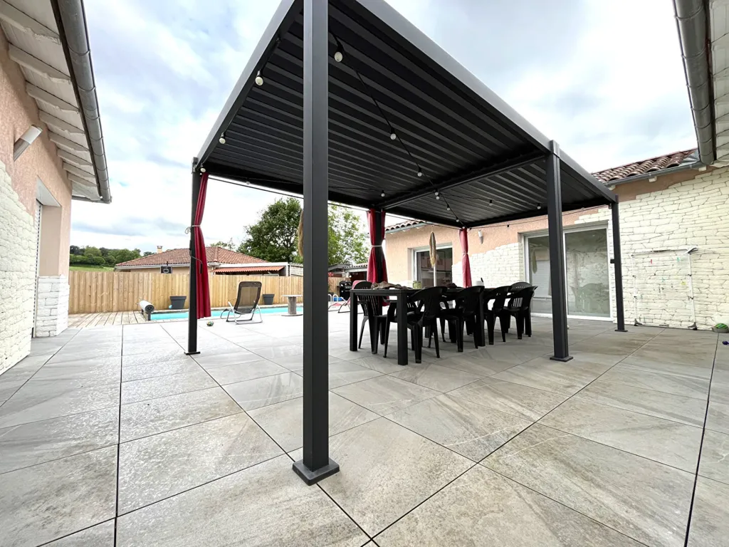 Terrasse - Maison Moderne avec Piscine à Arpajon-sur-Cère