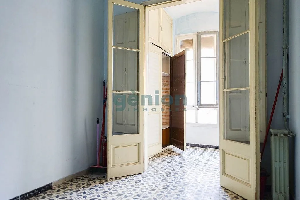 Esik - Historic Flat with Balcony in Girona Centre