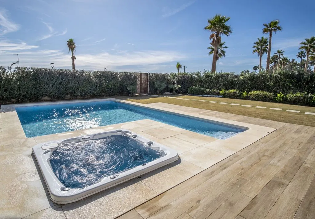 Bassein - Beachfront Villa with Pool in Estepona