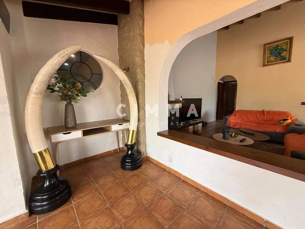 Elutuba - Five-Bedroom Chalet with Large Plot in La Nucía