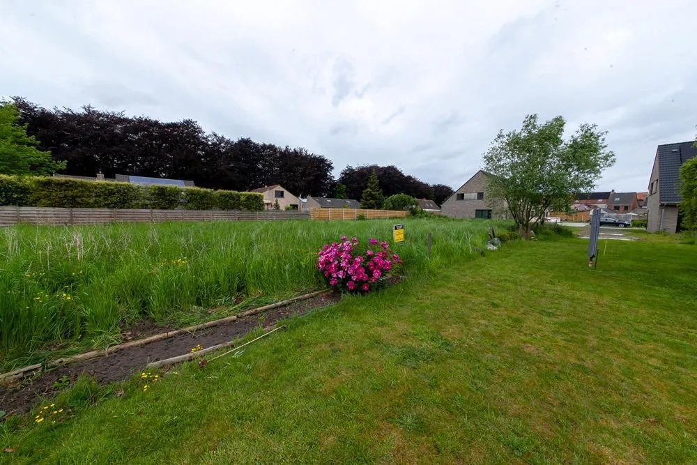 Jardin - Terrain à Bâtir avec Permis d'Urbanisation à Proximité