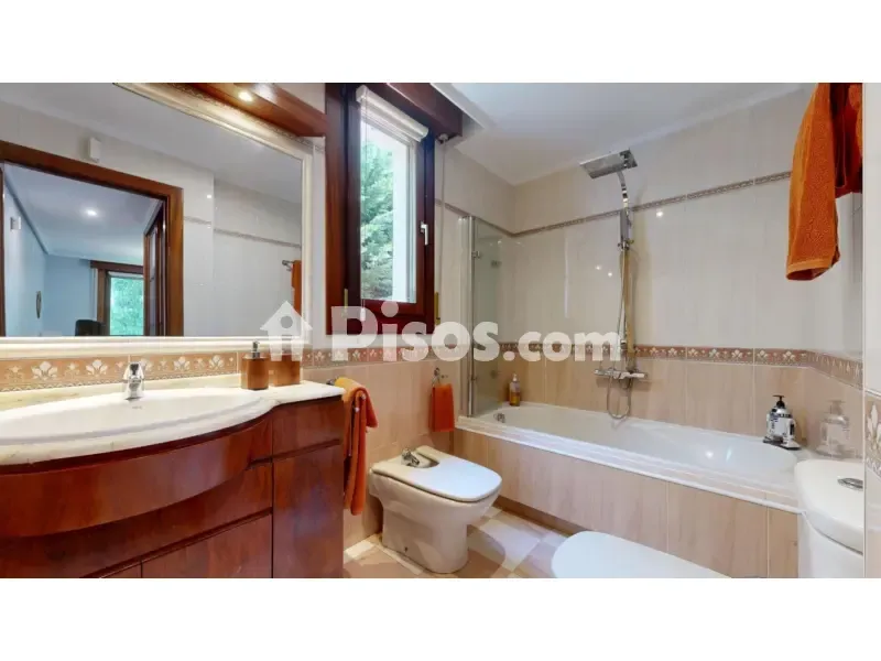Bathrooms - Independent Villa with Private Pool in Gueñes