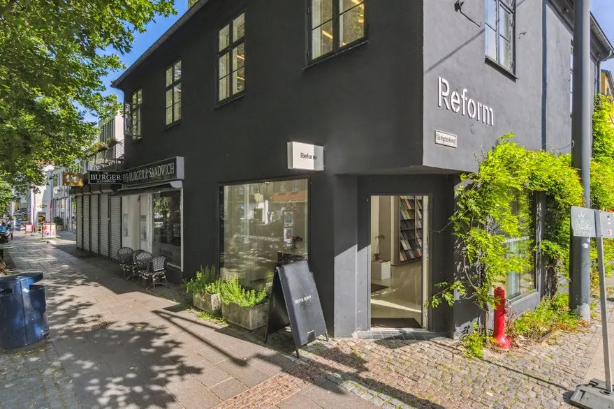 Välivaade - Corner Retail Unit with High Ceilings in Kgs. Lyngby