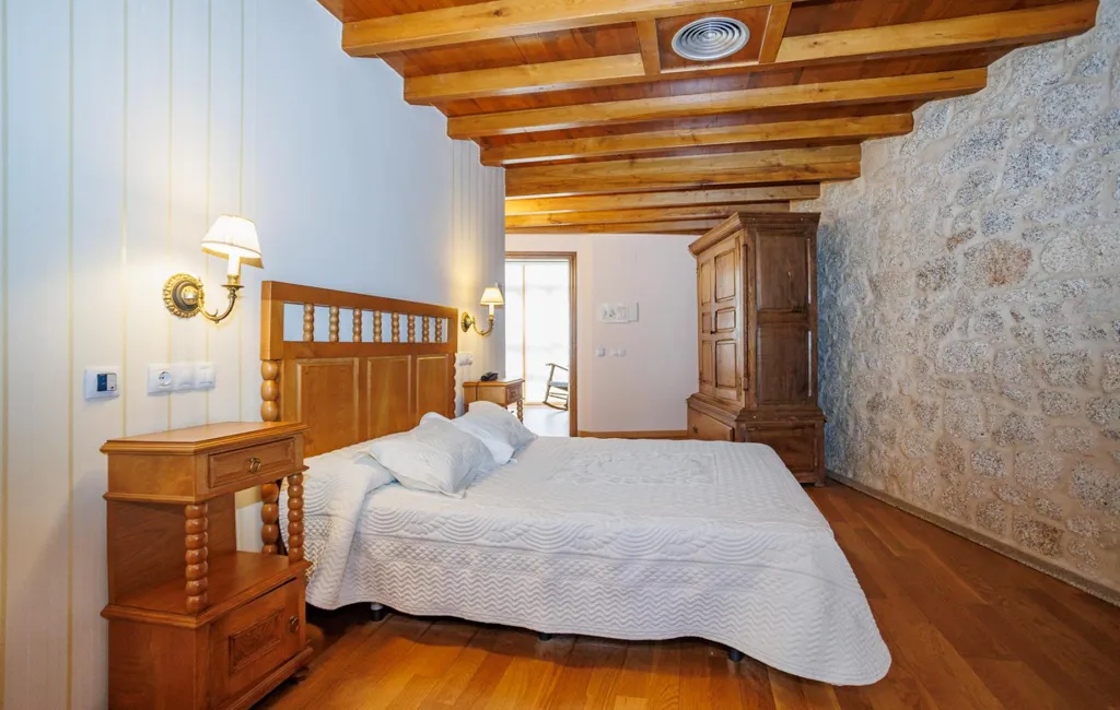 Bedrooms - Traditional Hotel with River View in Valadouro