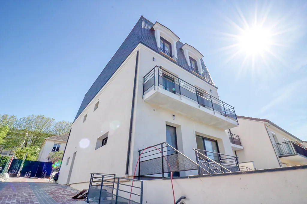 Exterior - Family Home with Balcony in Antony