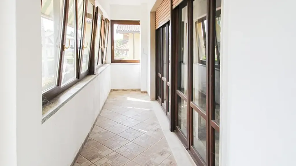 Entrée - Triplex with Balconies in Castiglione Olona