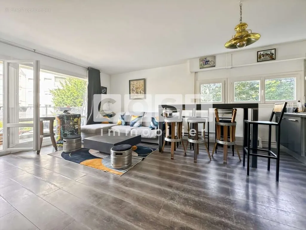 Living Room - Luxury Flat with Balcony in Courbevoie