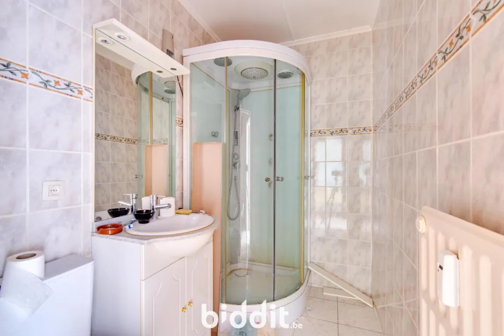 Salles de bain - Appartement avec Terrasse, Proche de Toutes Commodités