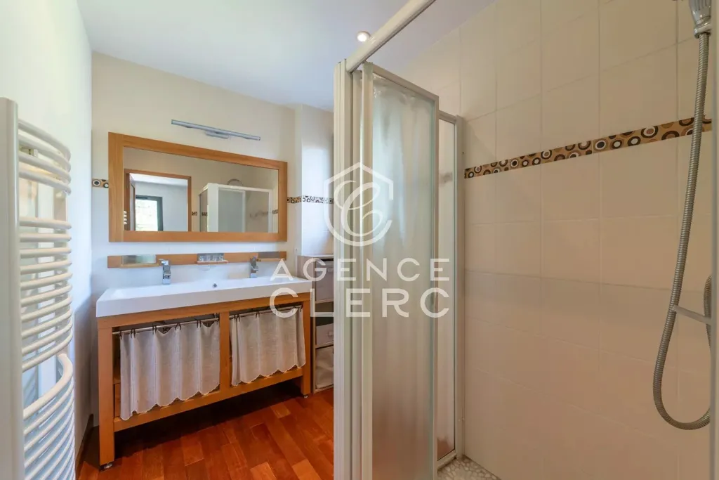 Salles de bain - Propriété Contemporaine avec Vue Lac à Sevrier