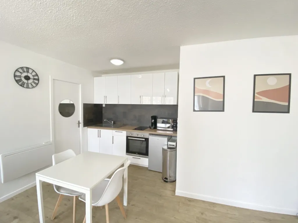 Salle à manger - Appartement F2 meublé avec vue sud-ouest à Saint-Ennemond