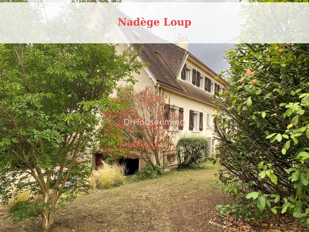 Jardin - Pavillon Traditionnel avec Piscine à Charbuy