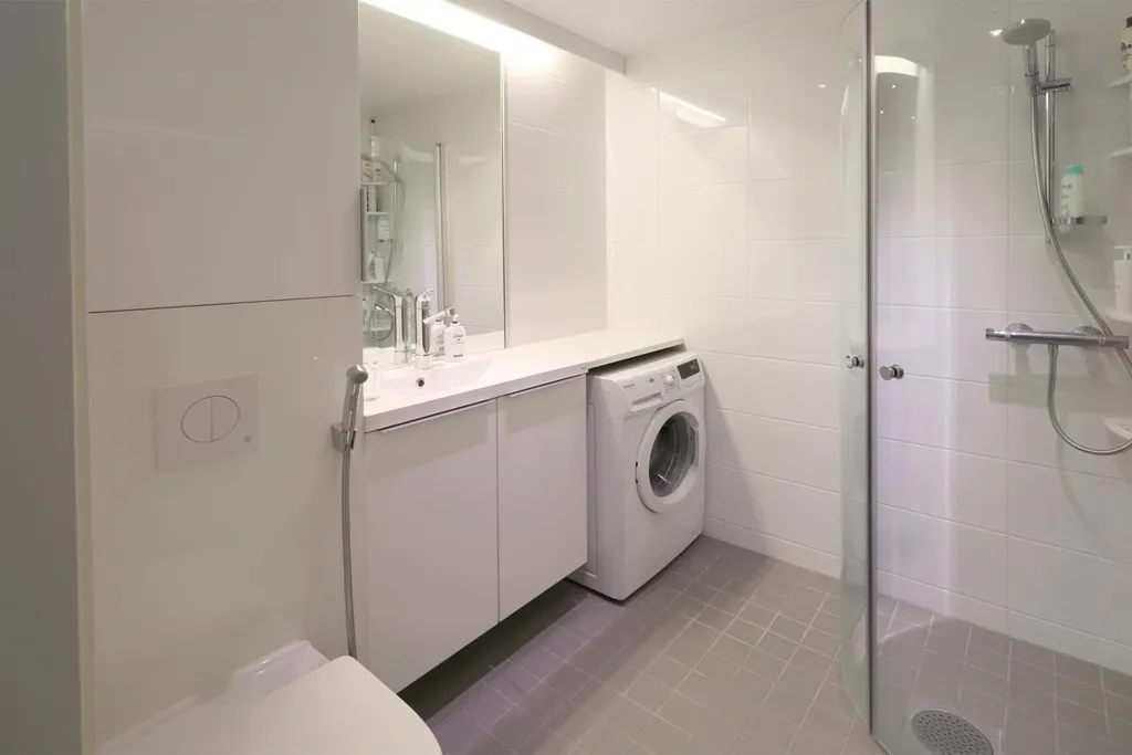 Bathrooms - Bright Studio with French Balcony in Korteniitty