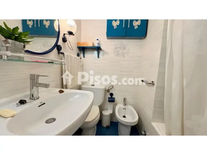Bathrooms - Spacious Apartment with Balcony in Calle Asunción