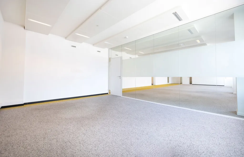 Bureau - Bureau avec Vue Libre sur le 7e Étage à Bruxelles