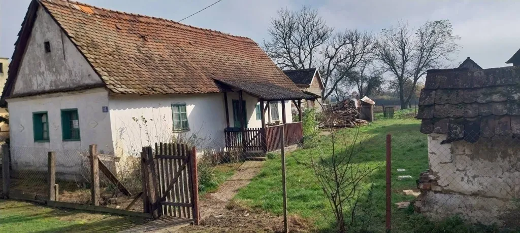 Välivaade - Dilapidated House with Courtyard in Kaniža