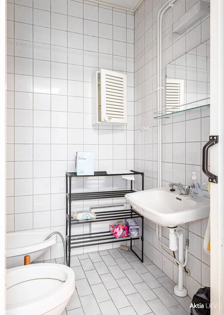 Salles de bain - 1970s Brick Cottage with Garden in Karjaa