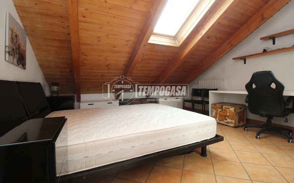 Camere da letto - Rear-Facing Mansard Flat with Balcony in Turin