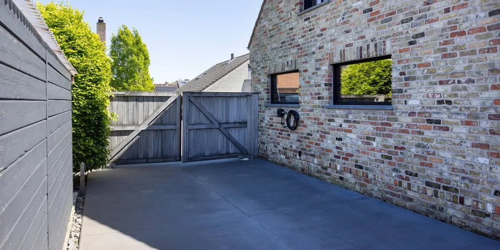 Extérieur - Maison Rénovée avec Piscine à Sint-Eloois-Winkel