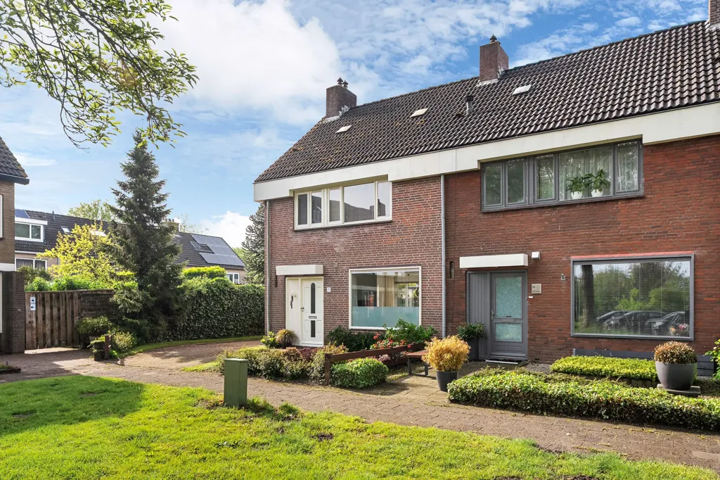 Välivaade - Corner House with Garden in Gytsjerk