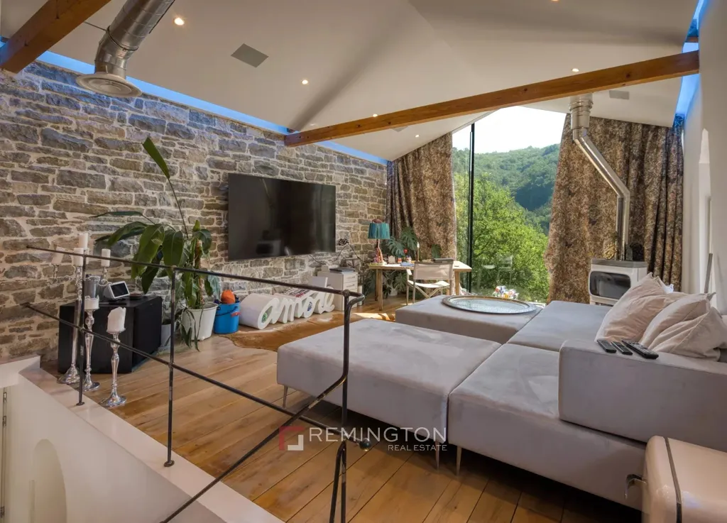 Elutuba - Villa with Extensive Building Land in Central Istria