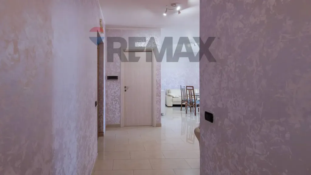 Esik - Spacious Apartment with Triple Exposure in Lentini