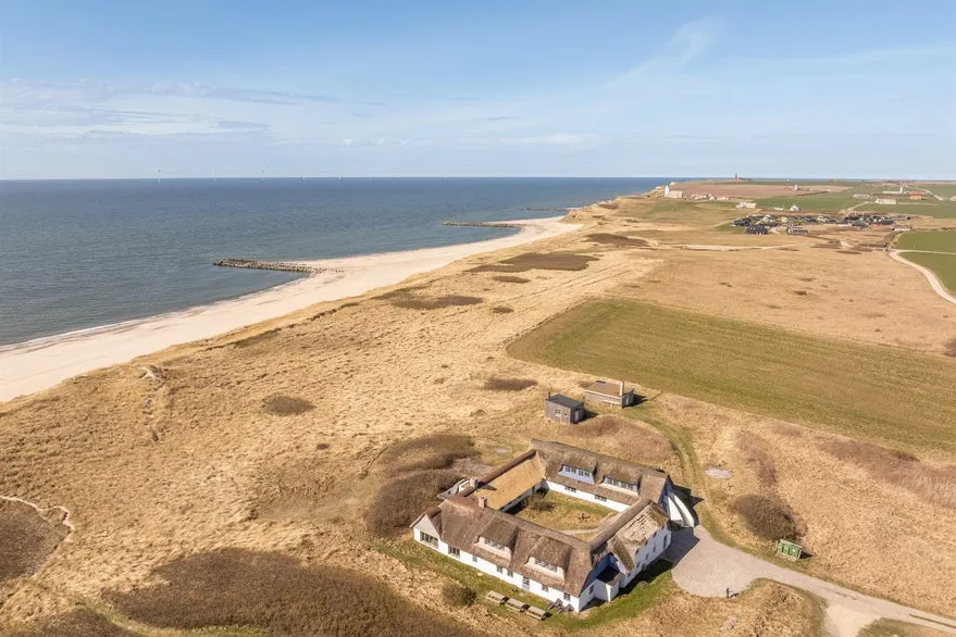 Õhuvaade - Straw-Thatched Coastal Cottage with Beach Proximity